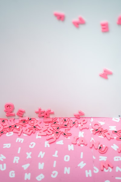 粉色字母冰箱磁铁
